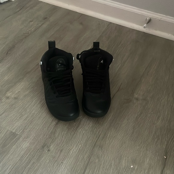 I’m selling jumped pro size 4 black